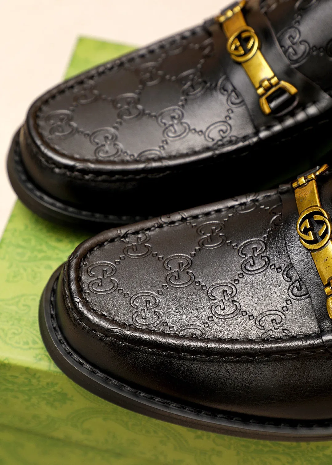 Men's shoes 💰460 💐 Product trademark: GUCCI "Gucci" casual leather shoes Regular size: 38-44 (45🉑️customized) Product materials: Selected imported first-layer calfskin embossed upper + luxury hardware buckle, imported water-dyed cow leather lining. Strong three-dimensional visual effect, original combination outsole Color: 4⃣️colors available
